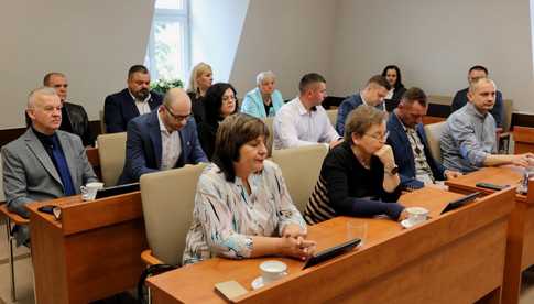 O inwestycjach i drogach powiatowych. Relacja z sesji Rady Miejskiej Piławy Górnej