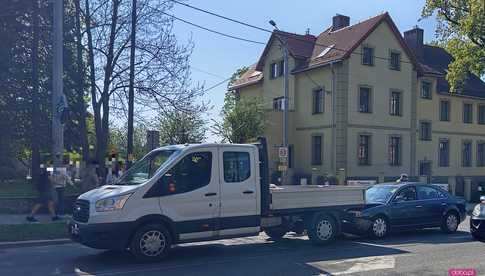 Zderzenie skody i forda na Świdnickiej w Dzierżoniowie