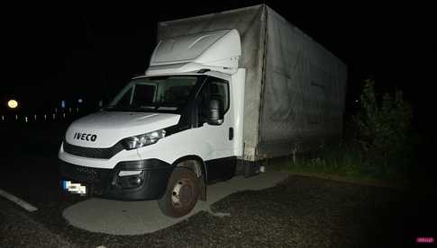 Dostawczy renault wypadł z drogi w Sieniawce