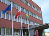 Maszty przed Urzędem Gminy Dzierżoniów
