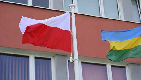 Maszty przed Urzędem Gminy Dzierżoniów