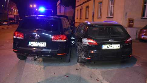 Volkswagenem uderzył w zaparkowanego forda i uciekł