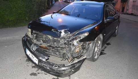 Zderzenie lawety i peugeota w Bielawie