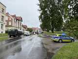 Zderzenie pojazdu wojskowego z dostawczym mercedesem