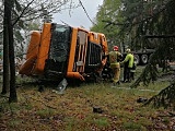 Ciężarówka w rowie na dk8 między Szczytną a Polanicą