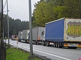 Ciężarówka w rowie na dk8 między Szczytną a Polanicą