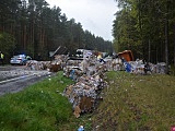 Ciężarówka w rowie na dk8 między Szczytną a Polanicą