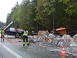 Ciężarówka w rowie na dk8 między Szczytną a Polanicą