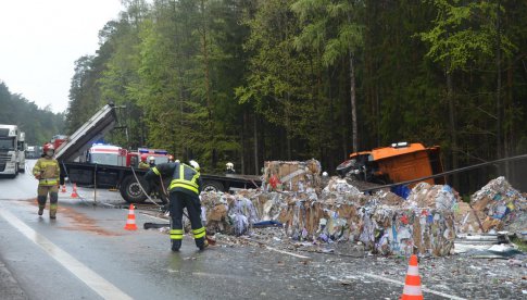 Ciężarówka w rowie na dk8 między Szczytną a Polanicą