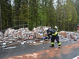 Ciężarówka w rowie na dk8 między Szczytną a Polanicą