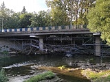 Z powodu pęknięcia jezdni zamknięto przejazd przez most ul. Kościuszki w Kłodzku.