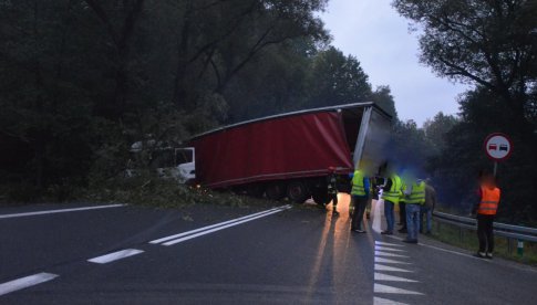 Wypadek na ósemce między Szczytną a Dusznikami-Zdrojem. Droga zablokowana