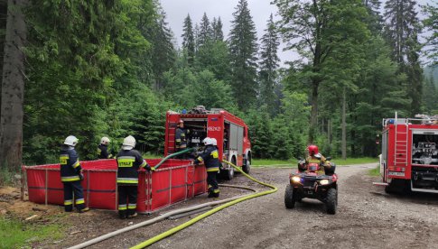 Podczas ćwiczeń sprawdzono praktyczne umiejętności strażaków z zakresu dostarczania wody na dalekie odległości.