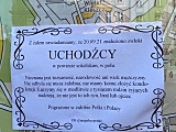 Klepsydry bez imion, nazwisk, ale z wyrazami współczucia i nawiązaniem do sytuacji migrantów, jaka ma miejsce na polsko-białoruskiej granicy pojawiły się w okolicach kłodzkiego rynku. 