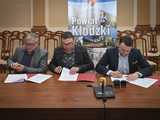 Będzie remont Domu Dziecka w Kłodzku. Wicestarosta podpisał umowy z wykonawcami [SZCZEGÓŁY]
