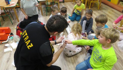 Strażak z PSP Świdnica odwiedził przedszkolaki
