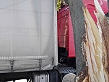 [FOTO] Drzewo przewróciło się na samochód ciężarowy