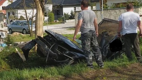 [FOTO] Samochód wbił się w drzewo