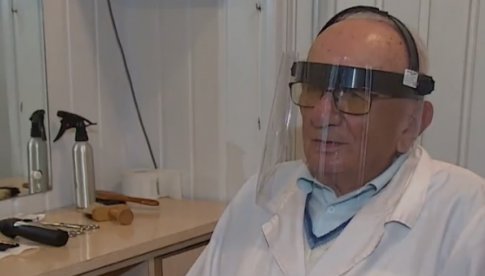 Ma 92 lata i nie zwalnia tempa. Jest prawdopodobnie najstarszym fryzjerem w Polsce