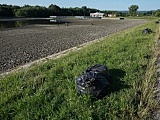 [FOTO] Prokurator na terenie zalewu. Pracownicy Wód Polskich oczyszczają akwen z martwych małż