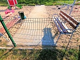 [FOTO] Zniszczono ogrodzenie przy placu zabaw
