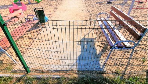 [FOTO] Zniszczono ogrodzenie przy placu zabaw