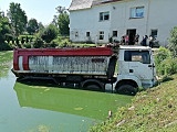 [FOTO] Ciężarówka stoczyła się do... stawu
