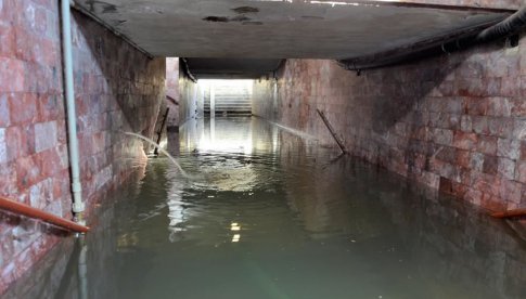 [FOTO] Po deszczu przejście podziemne notorycznie zalane. Strażacy wypompowali wodę