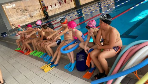 Uczniowie uczą się pływać w ramach projektu „Umiem pływać”