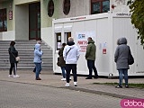 [FOTO] Kolejka do punktu wymazów na koronawirusa w Świdnicy