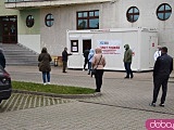 [FOTO] Kolejka do punktu wymazów na koronawirusa w Świdnicy