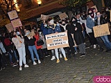 [FOTO, WIDEO] Tłumy na marszu kobiet. Pod katedrą obrońcy kościoła