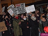 [FOTO, WIDEO] Tłumy na marszu kobiet. Pod katedrą obrońcy kościoła