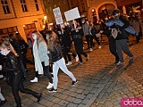 [FOTO, WIDEO] Tłumy na marszu kobiet. Pod katedrą obrońcy kościoła