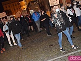 [FOTO, WIDEO] Tłumy na marszu kobiet. Pod katedrą obrońcy kościoła