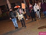 [FOTO, WIDEO] Tłumy na marszu kobiet. Pod katedrą obrońcy kościoła