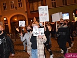 [FOTO, WIDEO] Tłumy na marszu kobiet. Pod katedrą obrońcy kościoła