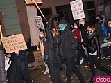 [FOTO, WIDEO] Tłumy na marszu kobiet. Pod katedrą obrońcy kościoła