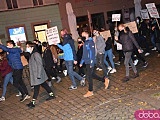 [FOTO, WIDEO] Tłumy na marszu kobiet. Pod katedrą obrońcy kościoła