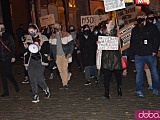 [FOTO, WIDEO] Tłumy na marszu kobiet. Pod katedrą obrońcy kościoła