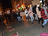 [FOTO, WIDEO] Tłumy na marszu kobiet. Pod katedrą obrońcy kościoła