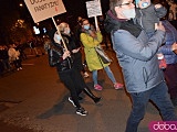 [FOTO, WIDEO] Tłumy na marszu kobiet. Pod katedrą obrońcy kościoła