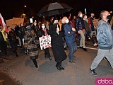 [FOTO, WIDEO] Tłumy na marszu kobiet. Pod katedrą obrońcy kościoła