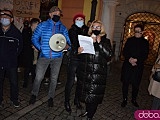 [FOTO, WIDEO] Tłumy na marszu kobiet. Pod katedrą obrońcy kościoła