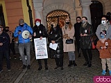 [FOTO, WIDEO] Tłumy na marszu kobiet. Pod katedrą obrońcy kościoła