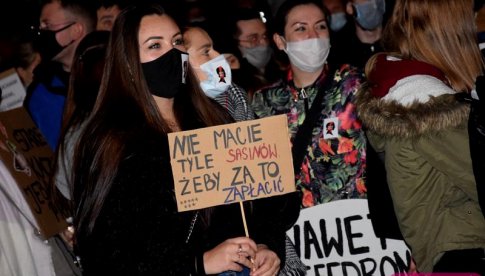 [FOTO, WIDEO] Tłumy na marszu kobiet. Pod katedrą obrońcy kościoła