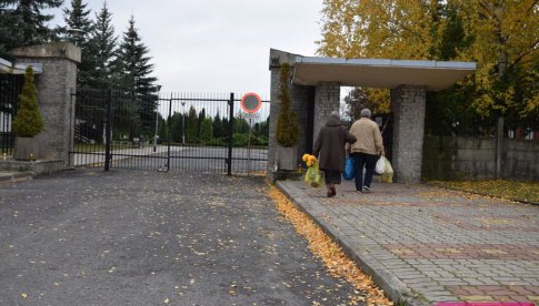 [FOTO] Cmentarze zamknięte, a jednak otwarte