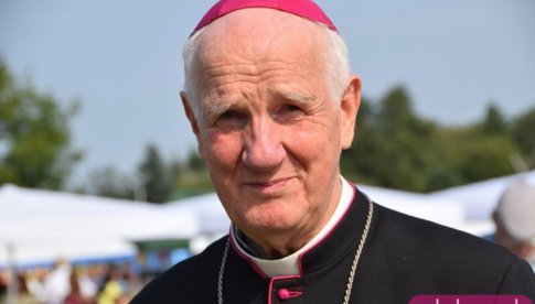 Biskup Dec stanął w obronie ks. Rydzyka po jego skandalicznej wypowiedzi na urodzinach radia
