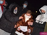 [FOTO, WIDEO] Kolędowali pod szpitalem: dla pacjentów i personelu