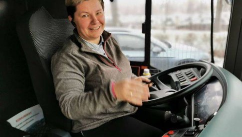 Dorota Dziedzic pierwszą od wielu lat kobietą za kierownicą autobusu 